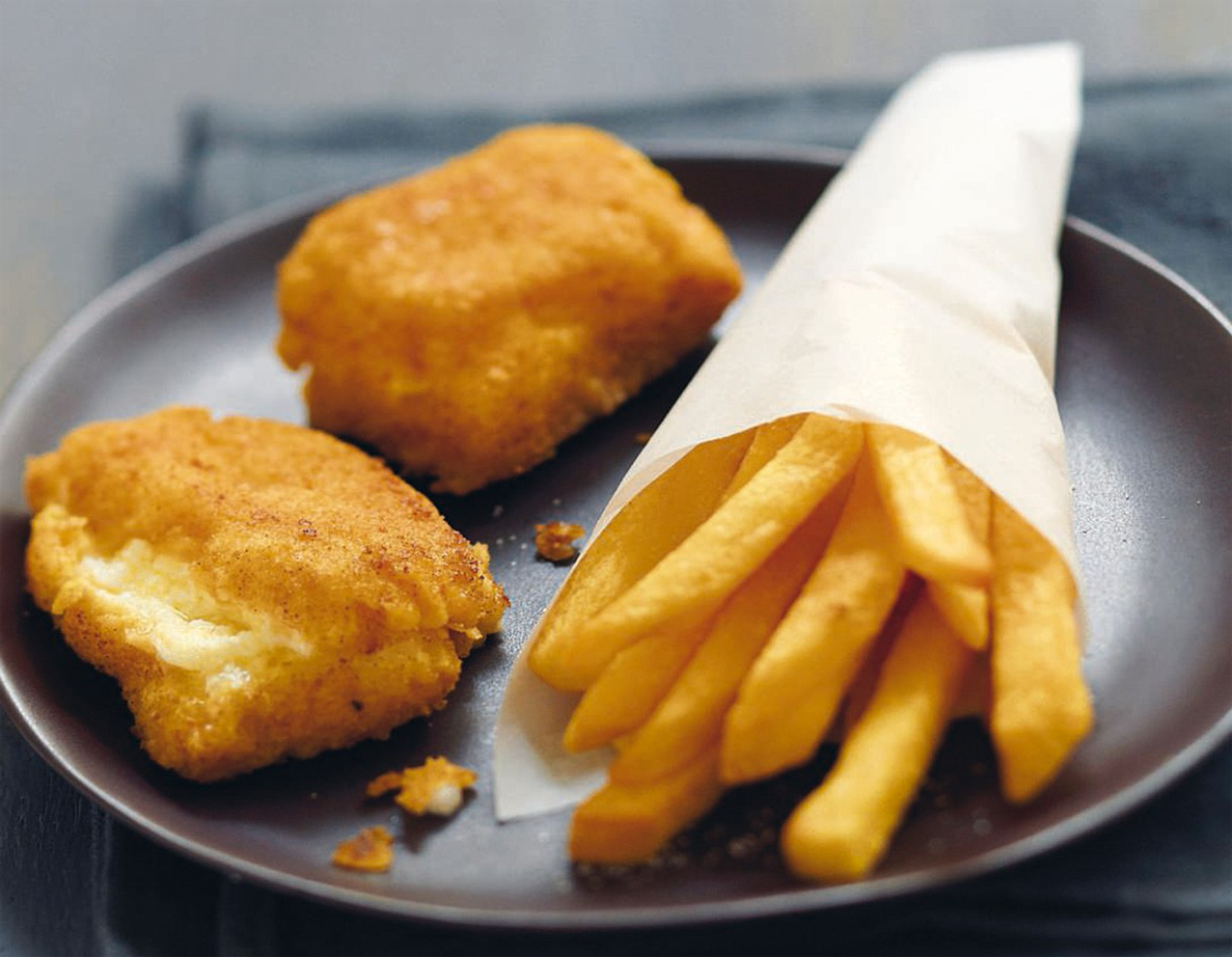 Poisson pané et cornet de frites