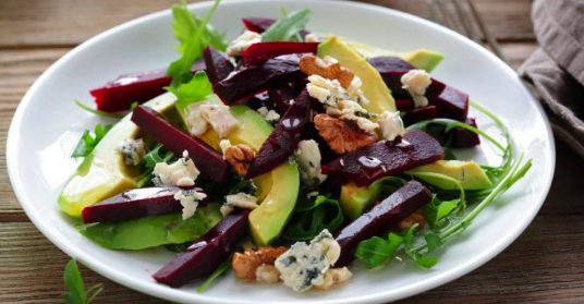 Salade hivernale avocat betterave roquefort et noix